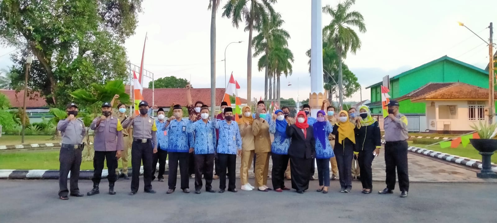 Mengikuti Penurunan Bendera  Secara Virtual