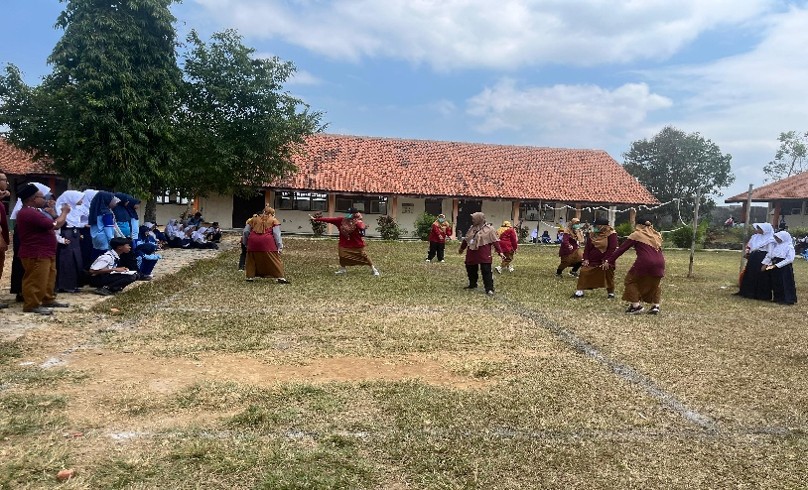 Dari Garis Putih Menuju Keakraban, GTK SMP N 2 Cilongok Gelar Lomba Gobag Sodor!