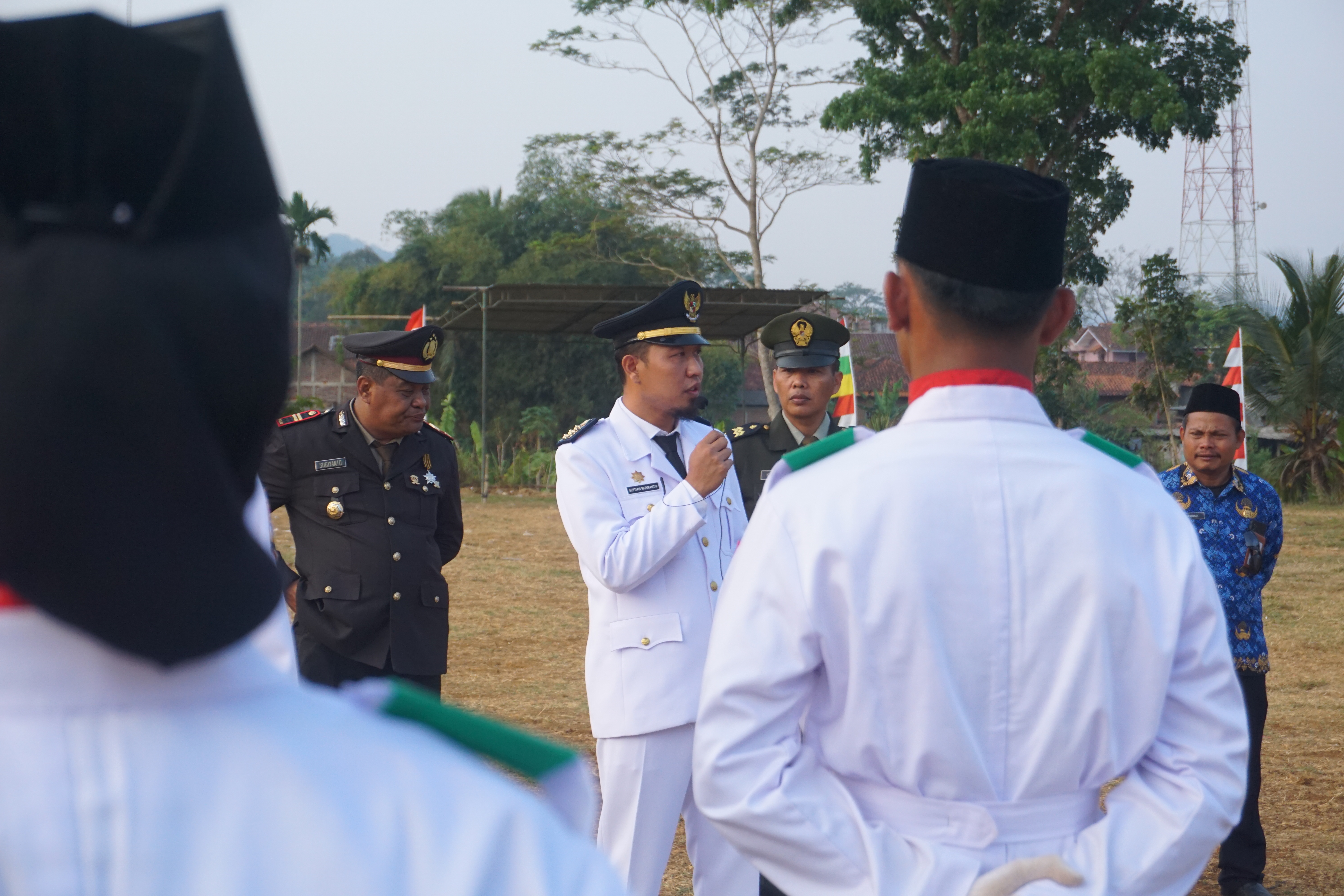 Usai Bertugas, Camat Gumelar Titip Pesan kepada Paskibra: Jadilah Generasi Beriman dan Bebas Narkoba