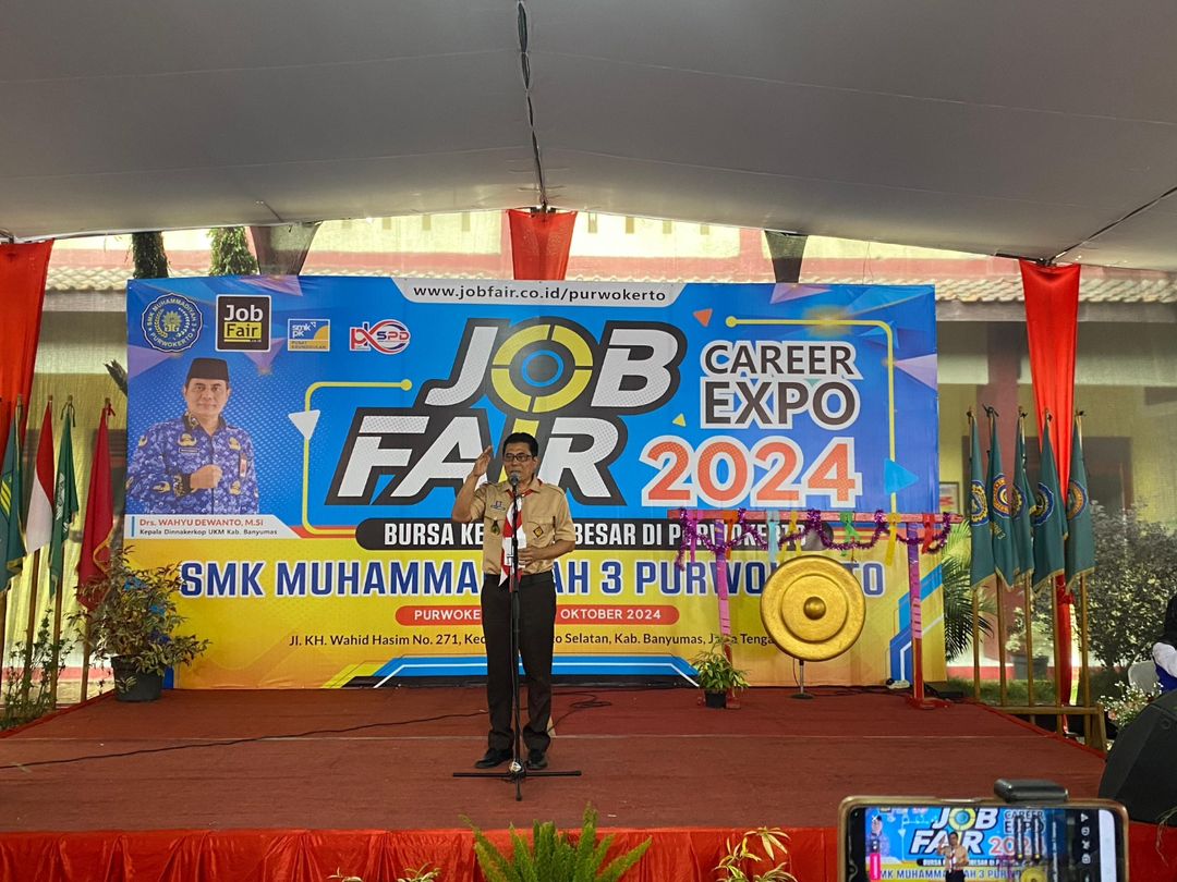 Kepala Dinnakerkop UKM Kabupaten Banyumas, Drs. Wahyu Dewanto, M.Si., membuka secara resmi Job Fair SMK Muhammadiyah 3 Purwokerto.