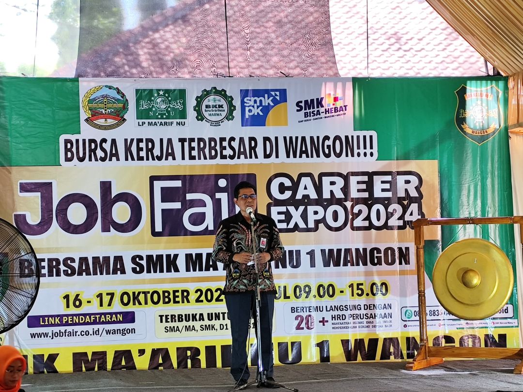 Kepala Dinnakerkop UKM Kabupaten Banyumas, Drs. Wahyu Dewanto, M.Si., membuka secara resmi Job Fair SMK Ma'arif NU 1 Wangon.