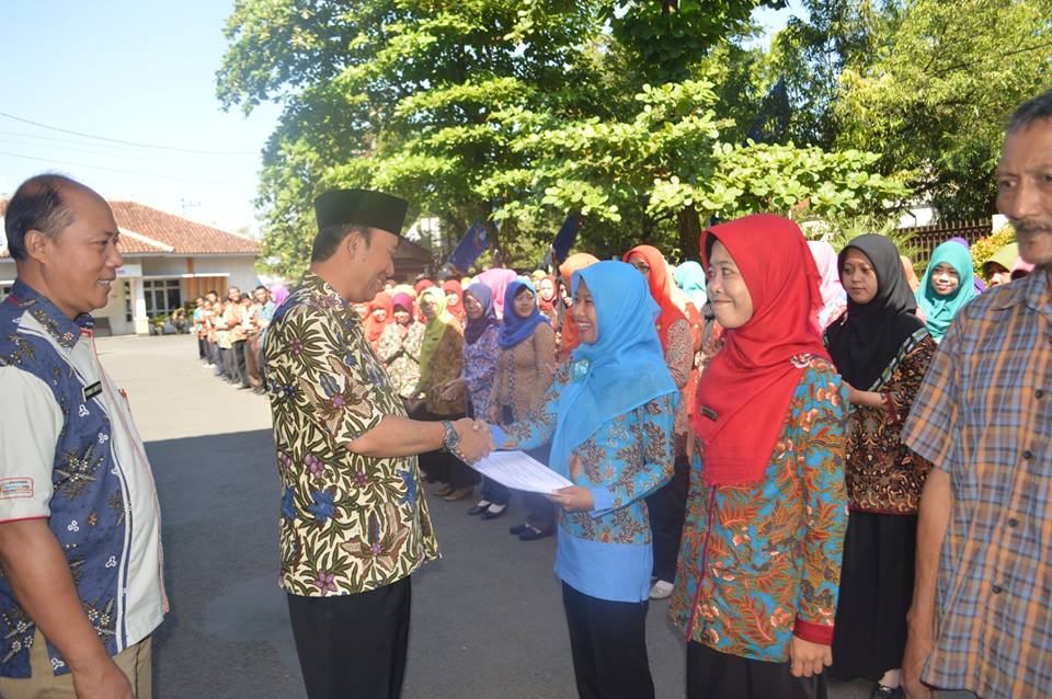 Bupati Serahkan Tunjangan Kesejahteraan Guru dan Karyawan Bakti