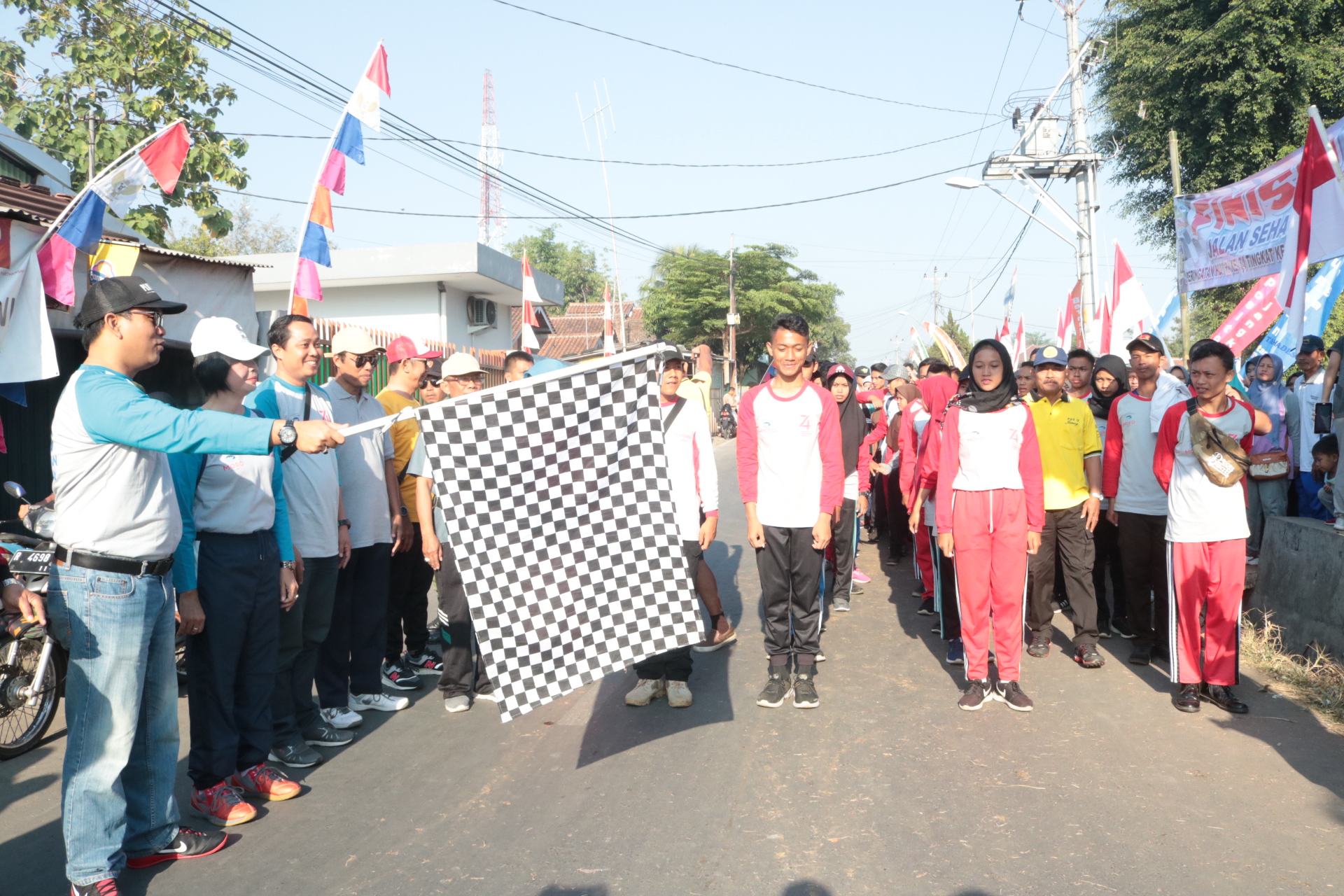 Jalan Sehat memperingati HUT RI ke-74 di Kecamatan Kembaran