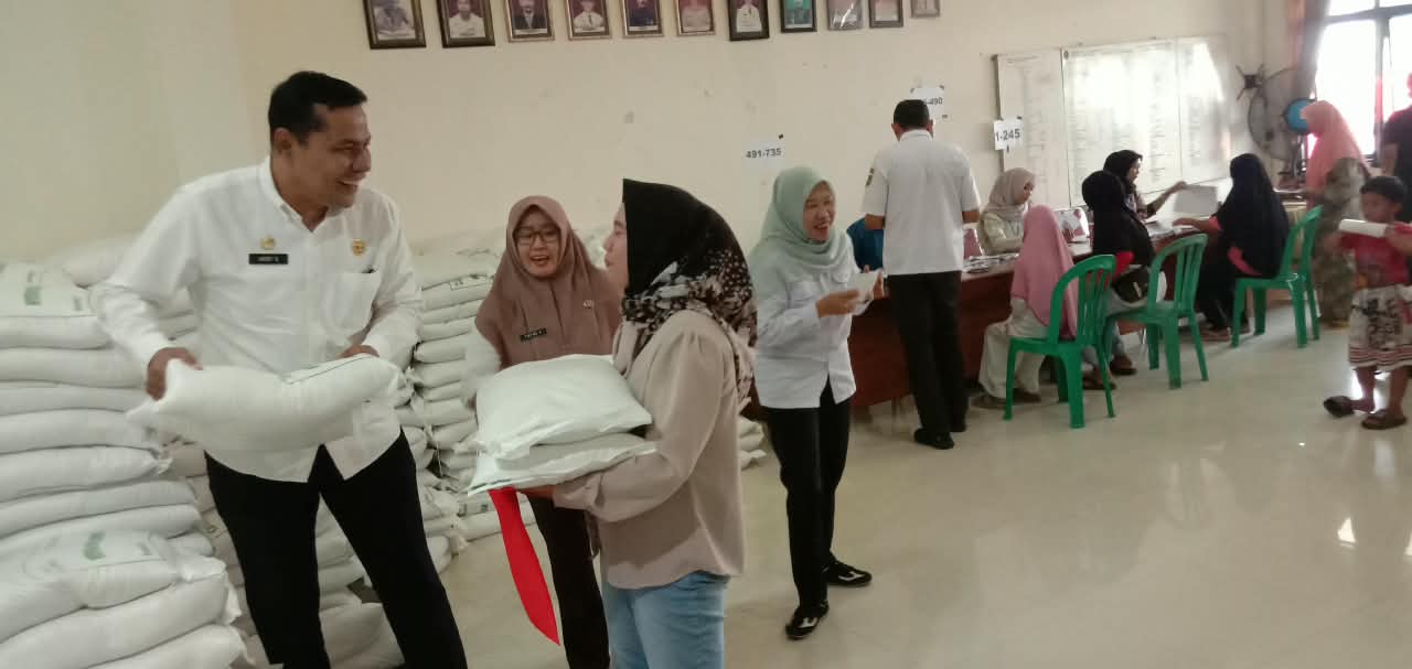 Pemerintah Kecamatan Purwokerto Barat Salurkan Bantuan Pangan Cadangan Beras Tahap II Secara Serentak Hari Ini