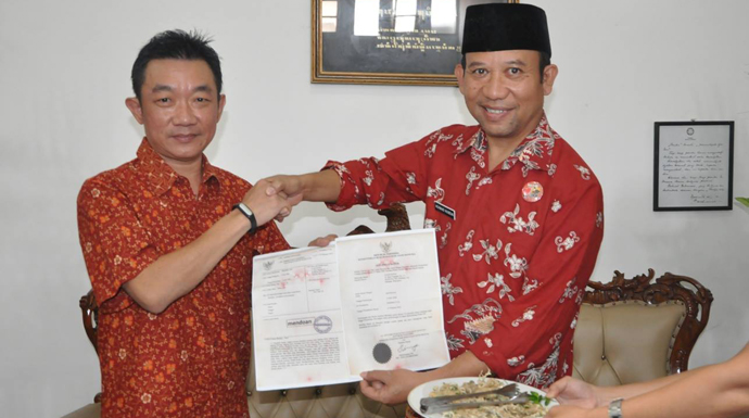 Fudji Wong Serahkan Merek Mendoan Ke Bupati