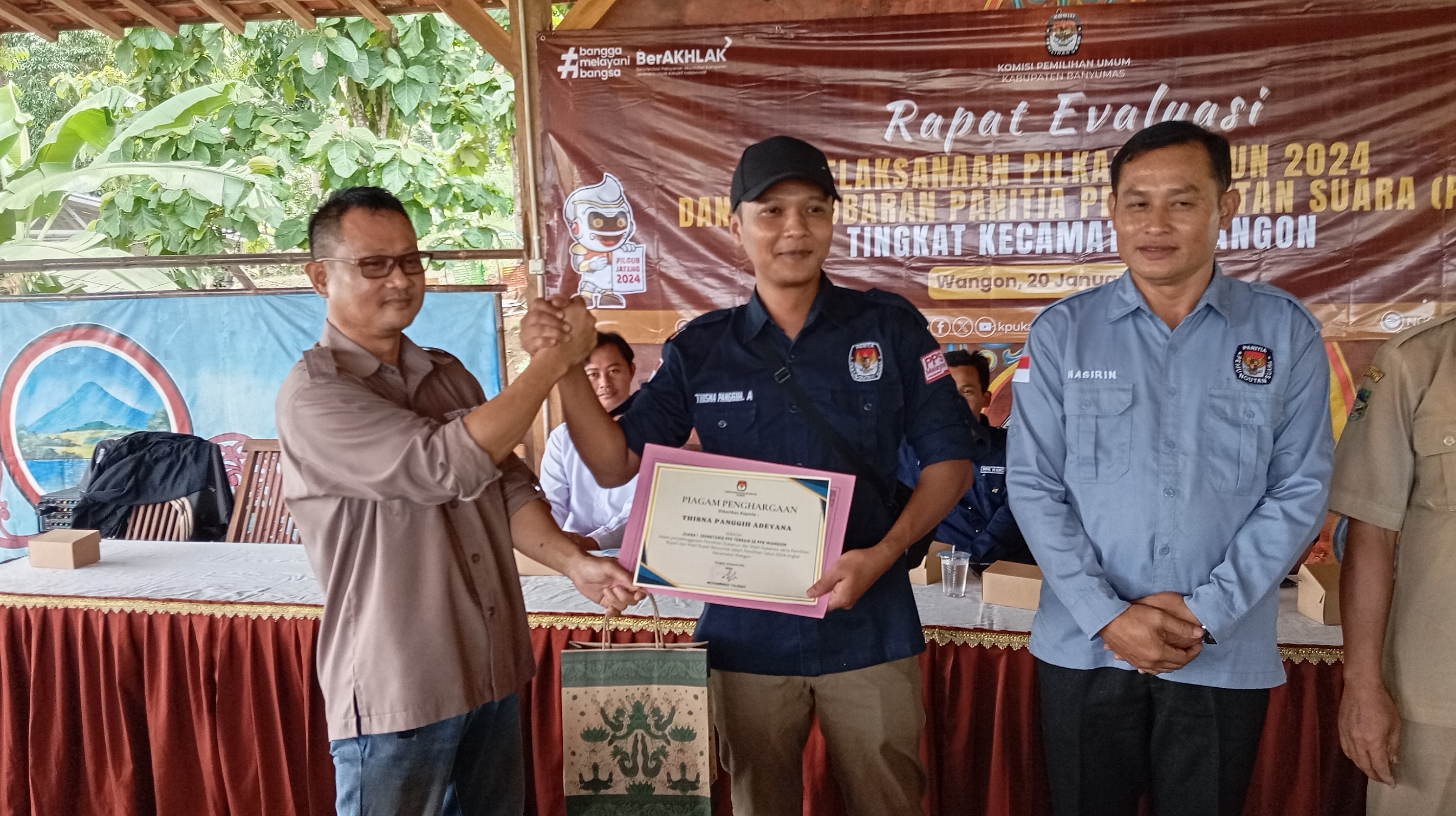 Sekretariat PPS Rawaheng Raih Gelar Sekretariat Terbaik Se-PPK Kecamatan Wangon