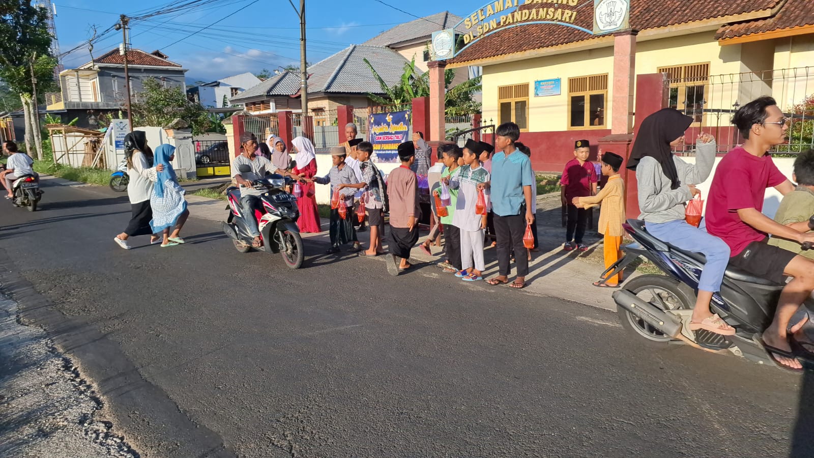 Ramadan Penuh Berkah, Siswa SDN Pandansari Antusias Berbagi Takjil