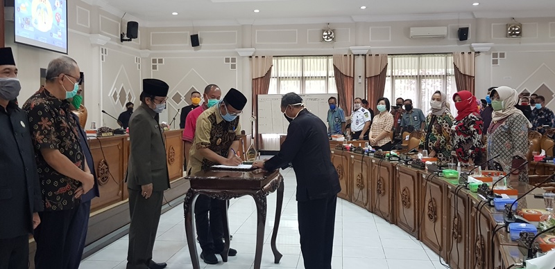 Penandatanganan Persetujuan Bersama Raperda Antara Bupati dan DPRD Kabupaten Banyumas Dilaksanakan Di Ruang Rapat Paripurna