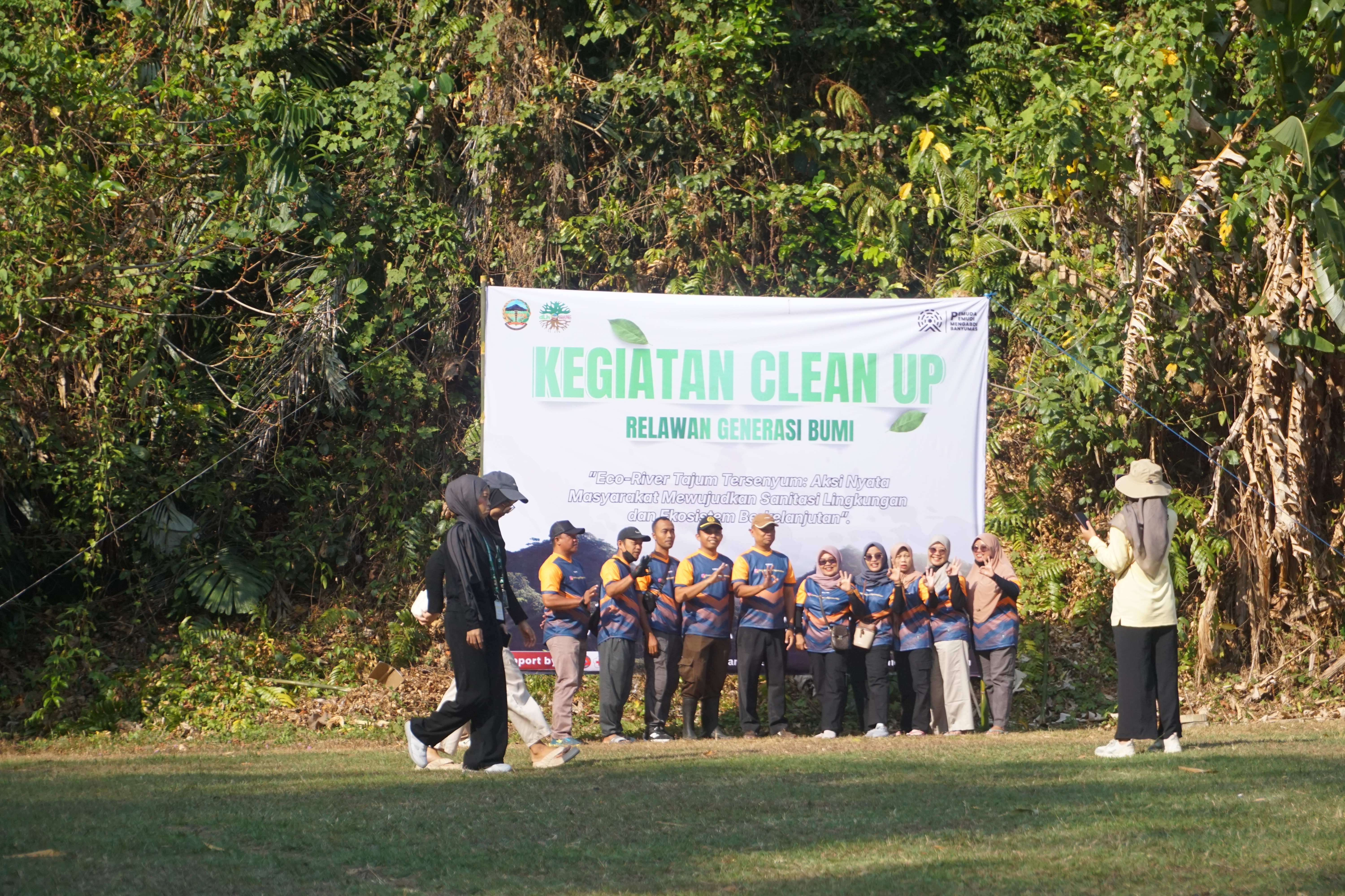 Gandeng Warga dan Mahasiswa, Aksi WCD 2026 Bersihkan Sungai Desa Samudra Gumelar
