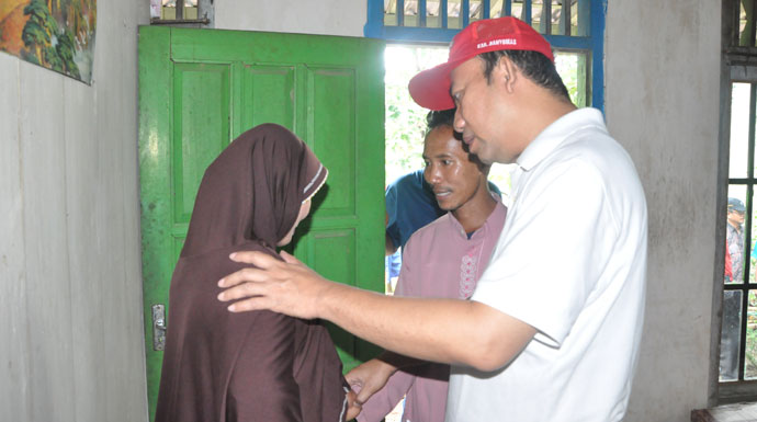 Bupati Serahkan Santunan Korban Longsor Sokawera