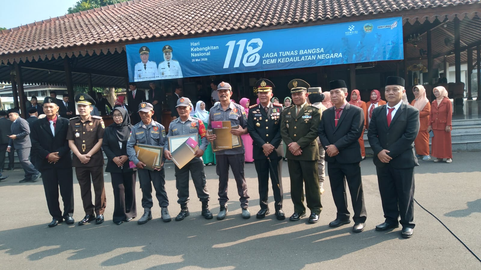 Khidmatnya Harkitnas di Banyumas: Upacara Sekaligus Apresiasi Bagi Anggota Satlinmas Senior