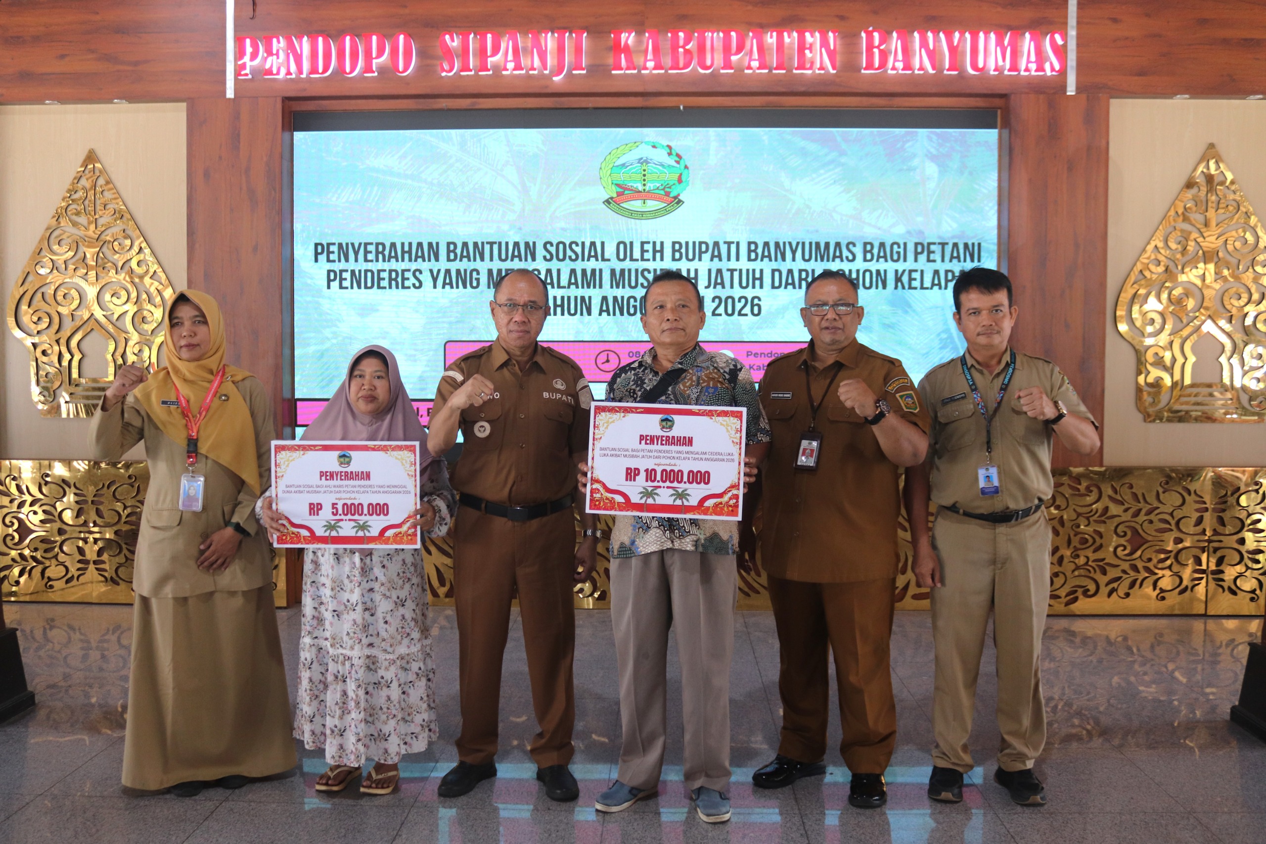 26 Penderes Korban Kecelakaan Kerja Menerima Bantuan Sosial dari Bupati Banyumas