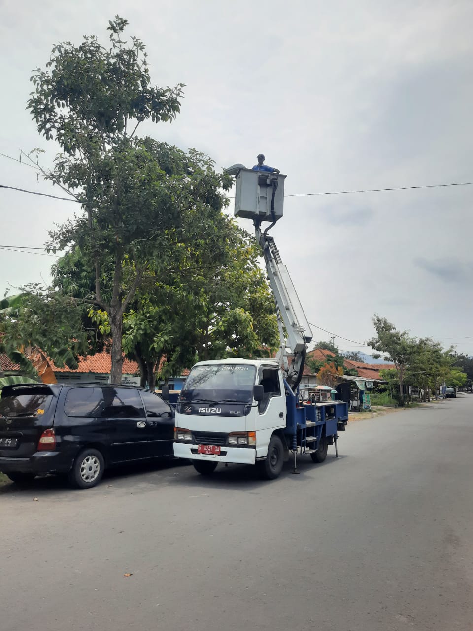 Perbaikan Lampu di Area Alun-alun Kecamatan Banyumas