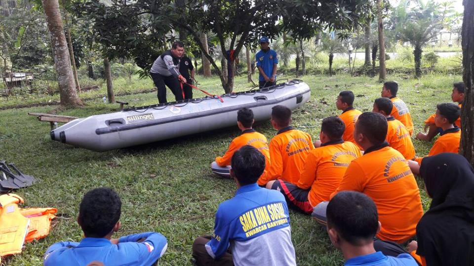 PRAMUKA PEDULI BANYUMAS TINGKATKAN KEMAMPUAN SAR AIR   