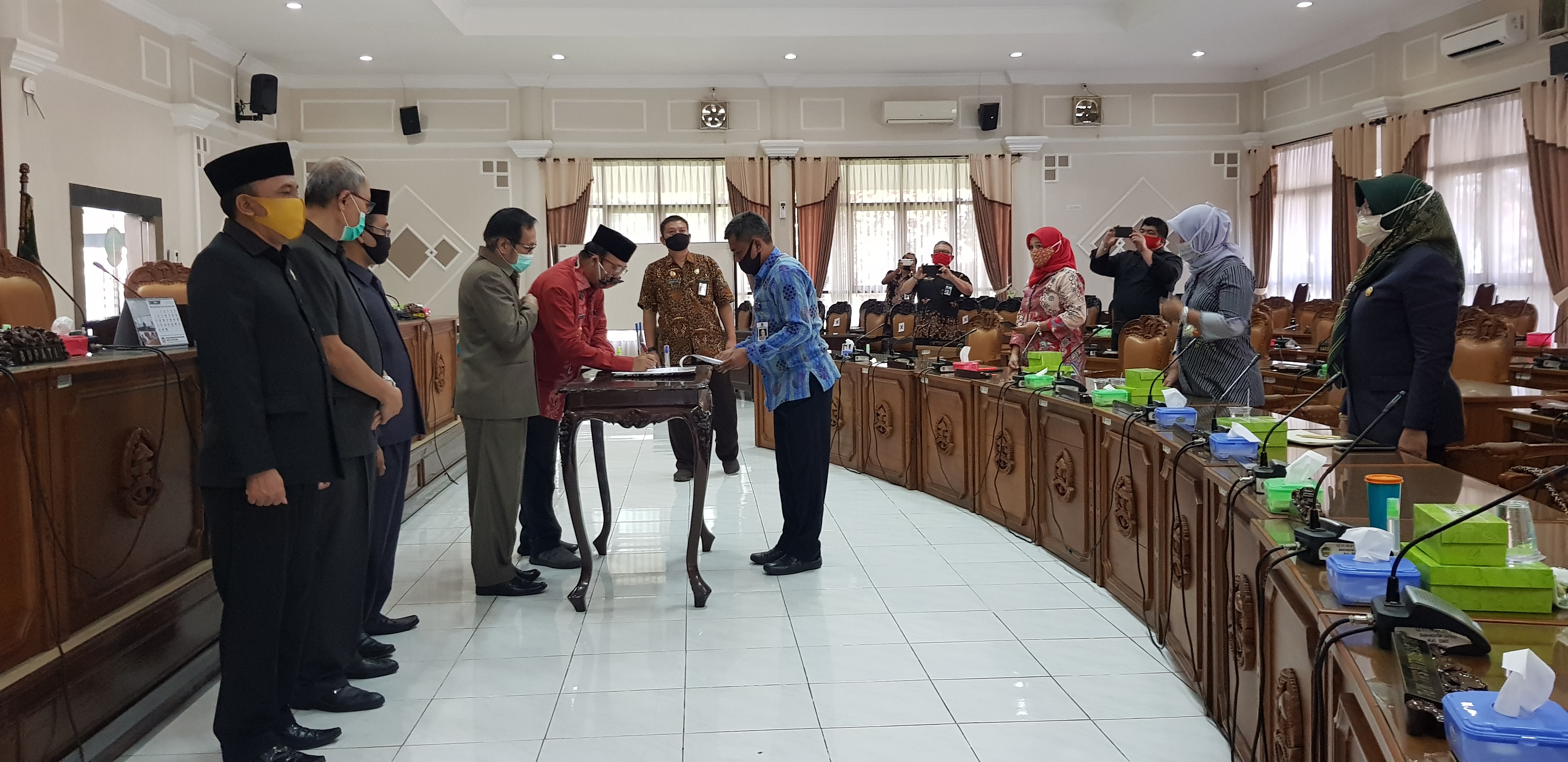 PENANDATANGANAN BERSAMA  DPRD DENGAN BUPATI BANYUMAS  DILAKSANAKAN DI RUANG RAPAT PARIPURNA .