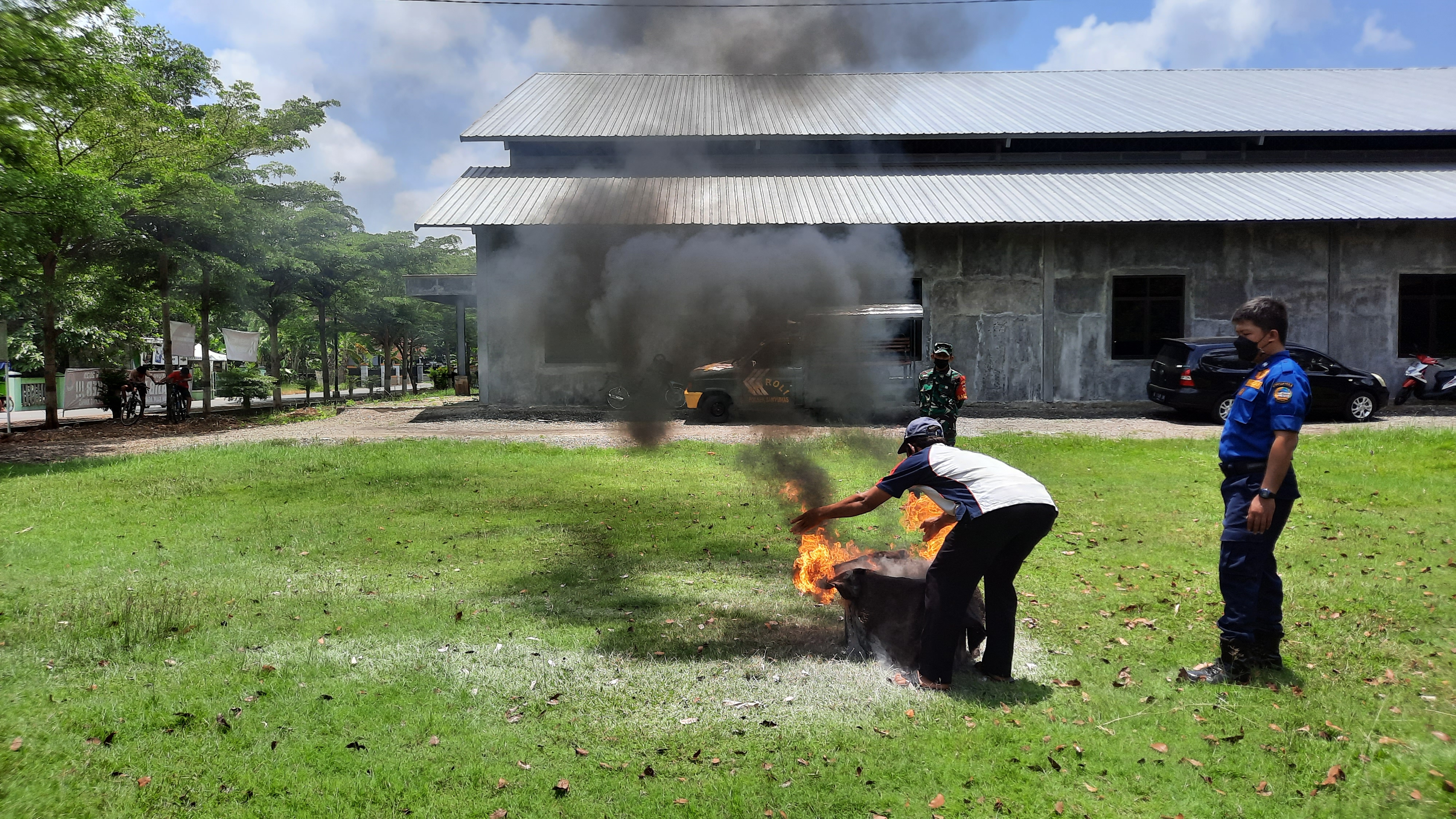 Sosialisasi dan Pelatihan Pencegahan Bahaya Kebakaran di Desa Kedunggede