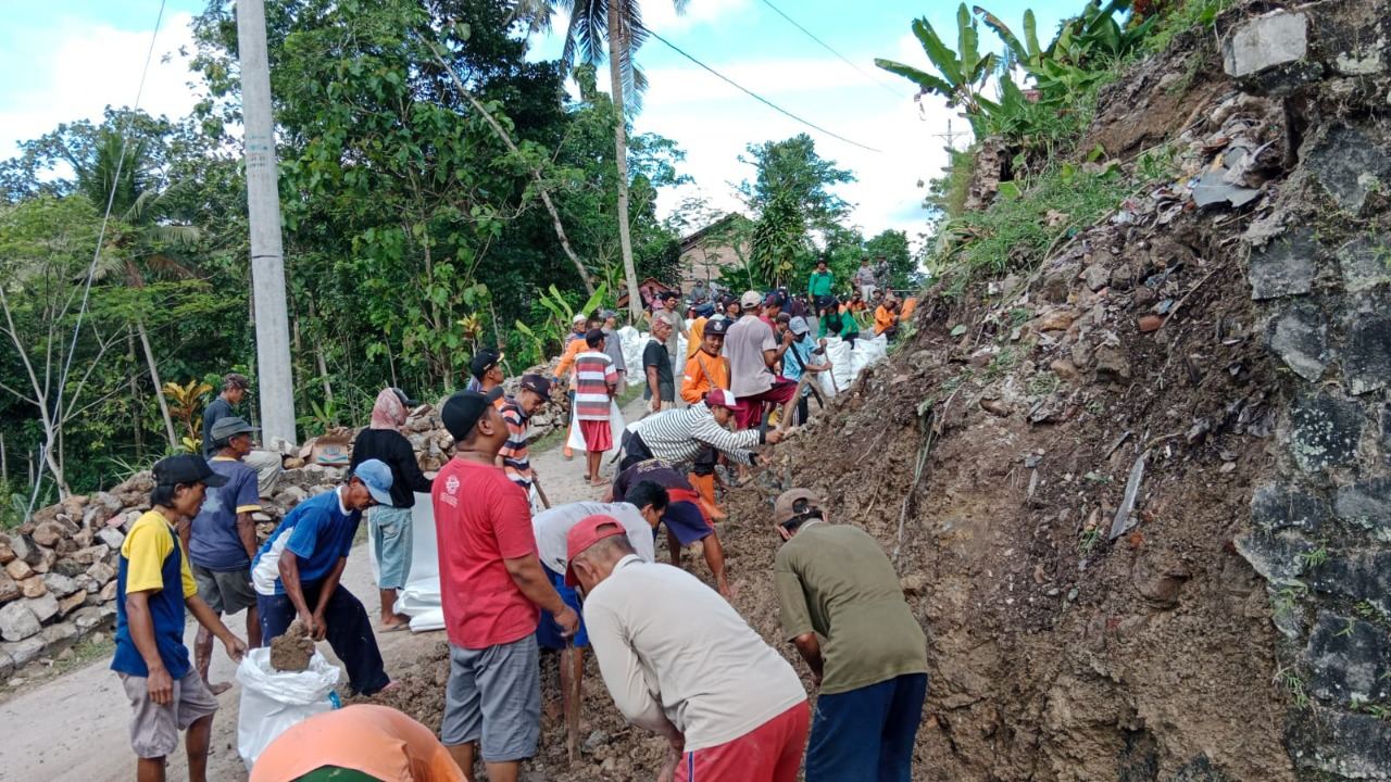 Hujan Lebat Jadi Pemicu Longsornya Talud SDN 4 Karangkemojing