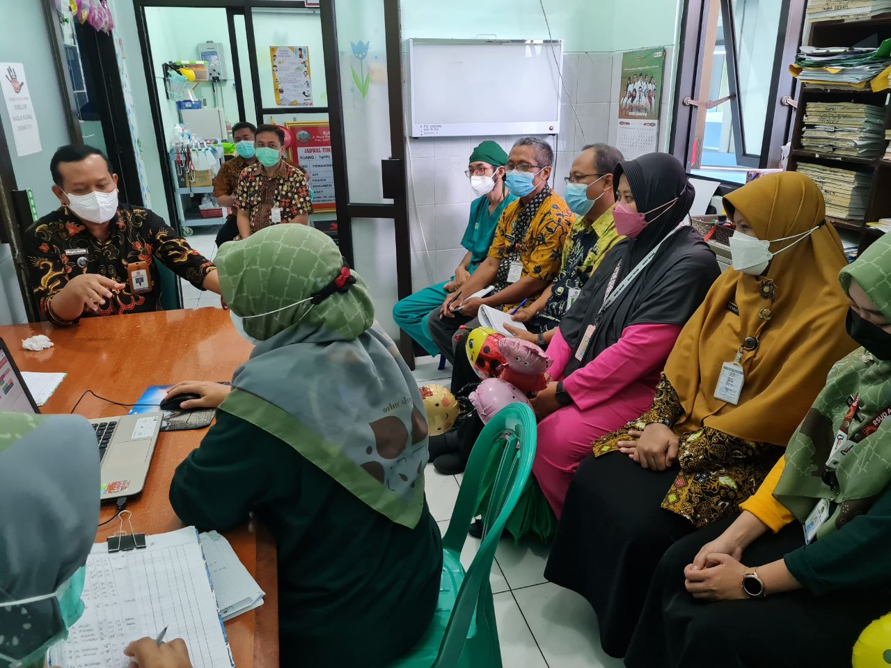 DIREKTUR DAN PEJABAT STRUKTURAL MENGIKUTI MEETING MORNING DI RUANG KEPODANG ATAS