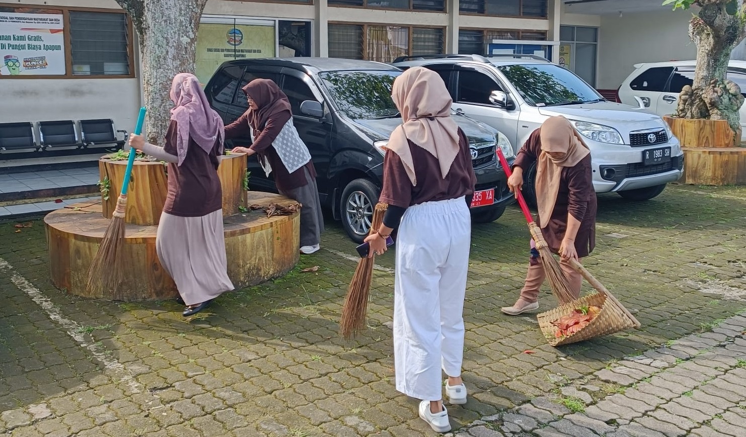 AKSI CLEANUP DAN PILAH SAMPAH DI DINSOSPERMASDES KABUPATEN BANYUMAS