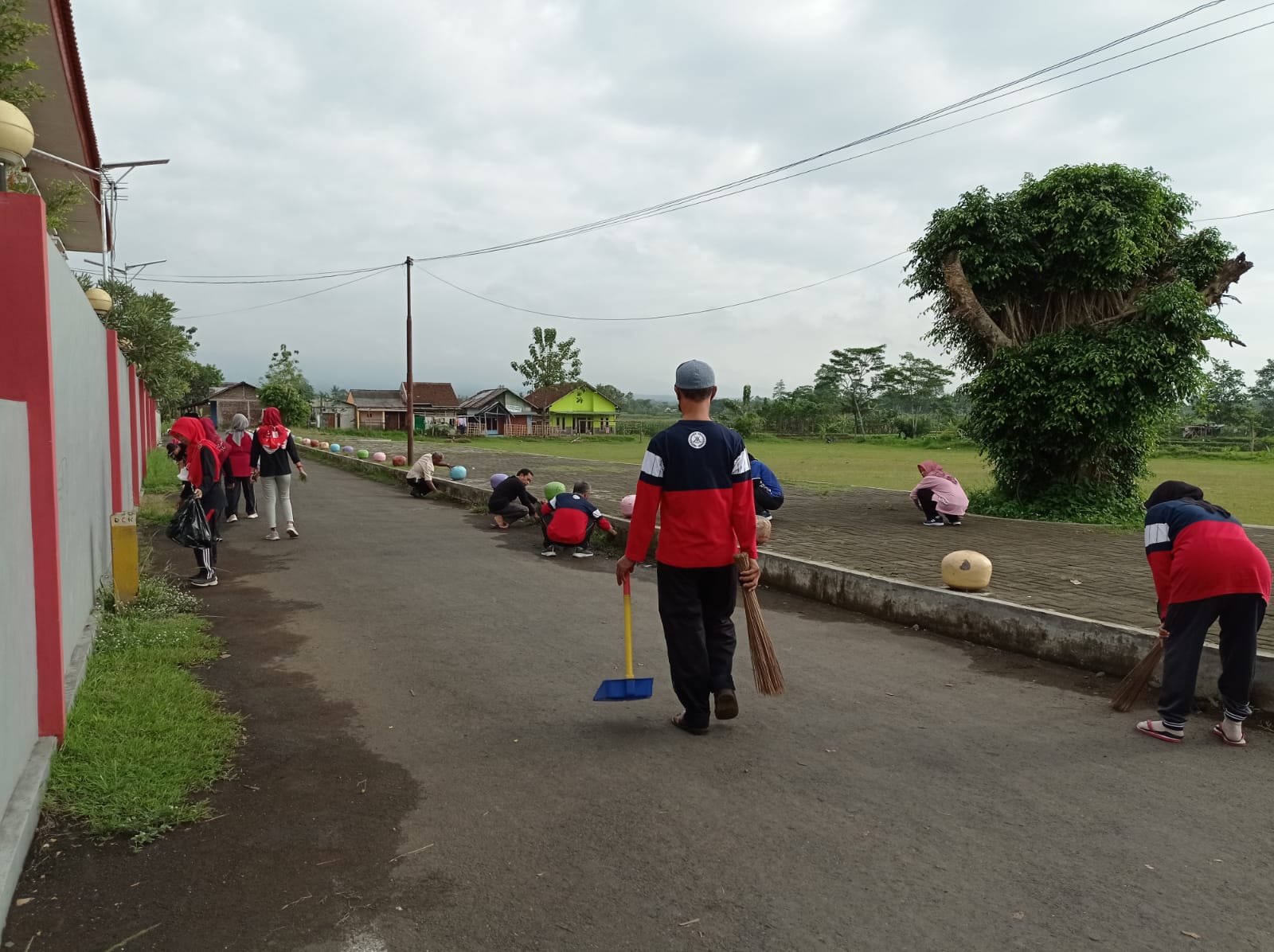 Bersih Lapangan Kembaran - Purbadana dalam rangka Aksi World Cleanup Day