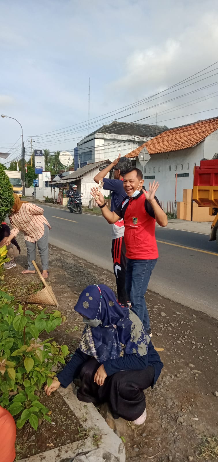 PELAKSANAAN AKSI WORD CLEAN UP DAY DI LINGKUNGAN KECAMATAN RAWALO