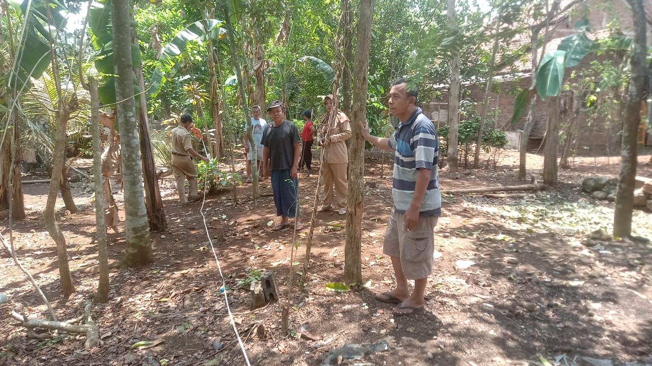 Permintaan pengukuran batas tanah antar warga di wilayah RT 3 RW.1 Kelurahan Kradenan  Yg bertugas Achmad Daroji, Akhmadi dan Agustin MP