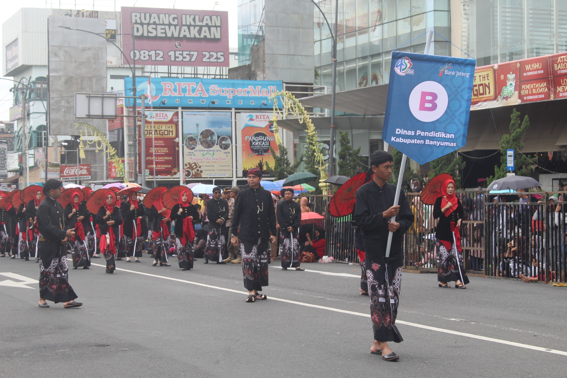 Puncak Hari Jadi ke-453: Tumpah Ruah, Ribuan Warga Banyumas Saksikan Kirab Pusaka