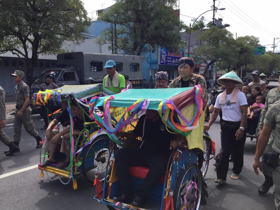 Bupati Goes Becak Pimpin Pindahan PKL Jensoed ke Pratistha Harsa