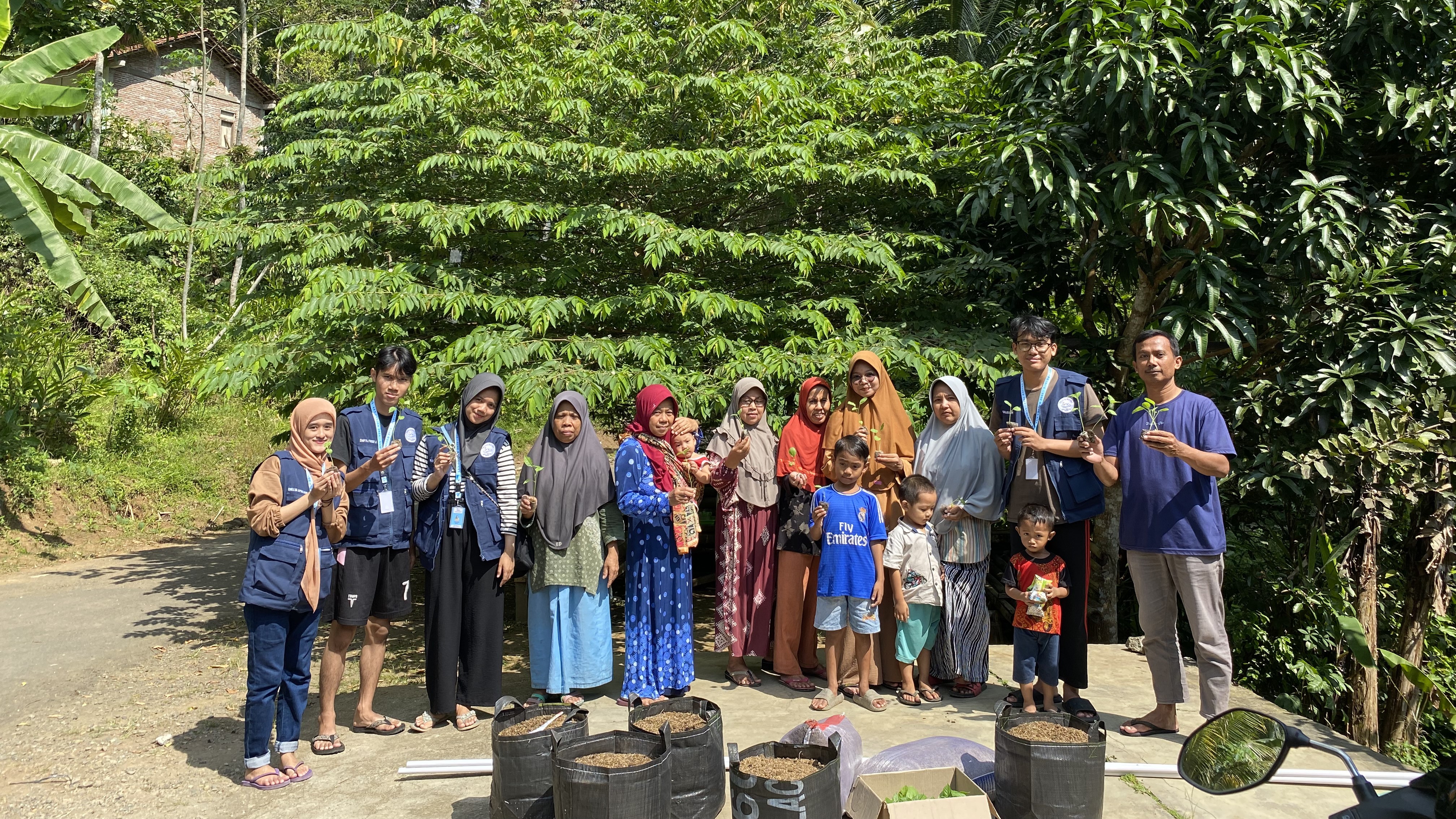 CIKOKOL DUSUN PETANI : INSTALASI SISTEM IRIGASI TETES