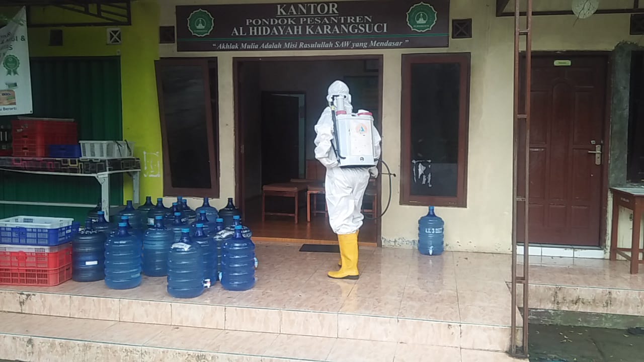 BPBD Kab. Banyumas Melakukan Penyemprotan Pondok Pesantren 