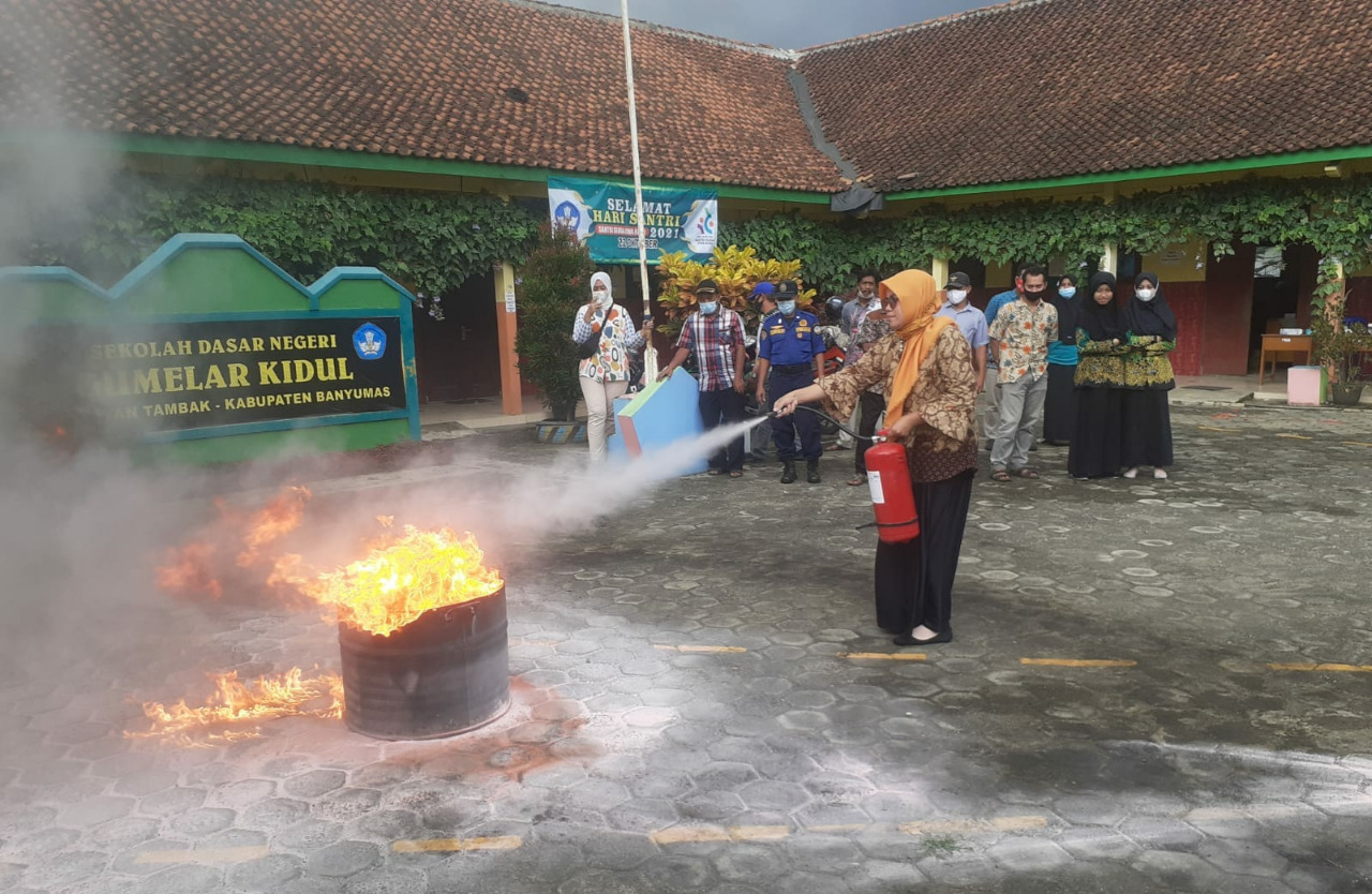 Sosialisasi dan Pelatihan Pencegahan Bahaya Kebakaran di Desa Gumelar Kidul, Kecamatan Tambak