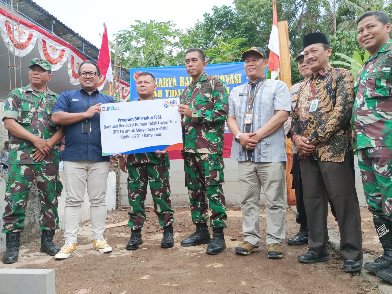 peletakan batu pertama dalam rangka Karya Bakti Renovasi Rumah Tidak Layak Huni ( RTLH ) Kerjasama Kodim 0701/Banyumas Dan Bank BRI Purwokerto