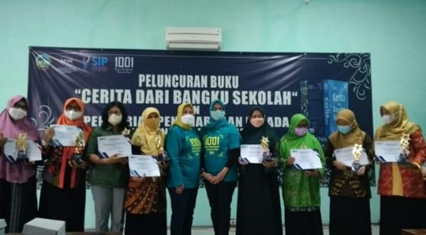 PELUNCURAN BUKU CERITA DARI BANGKU SEKOLAH DAN PEMBERIAN PENGHARGAAN 10 PENULIS TERBAIK KEGIATAN 1001 GURU BANYUMAS MENULIS PUISI