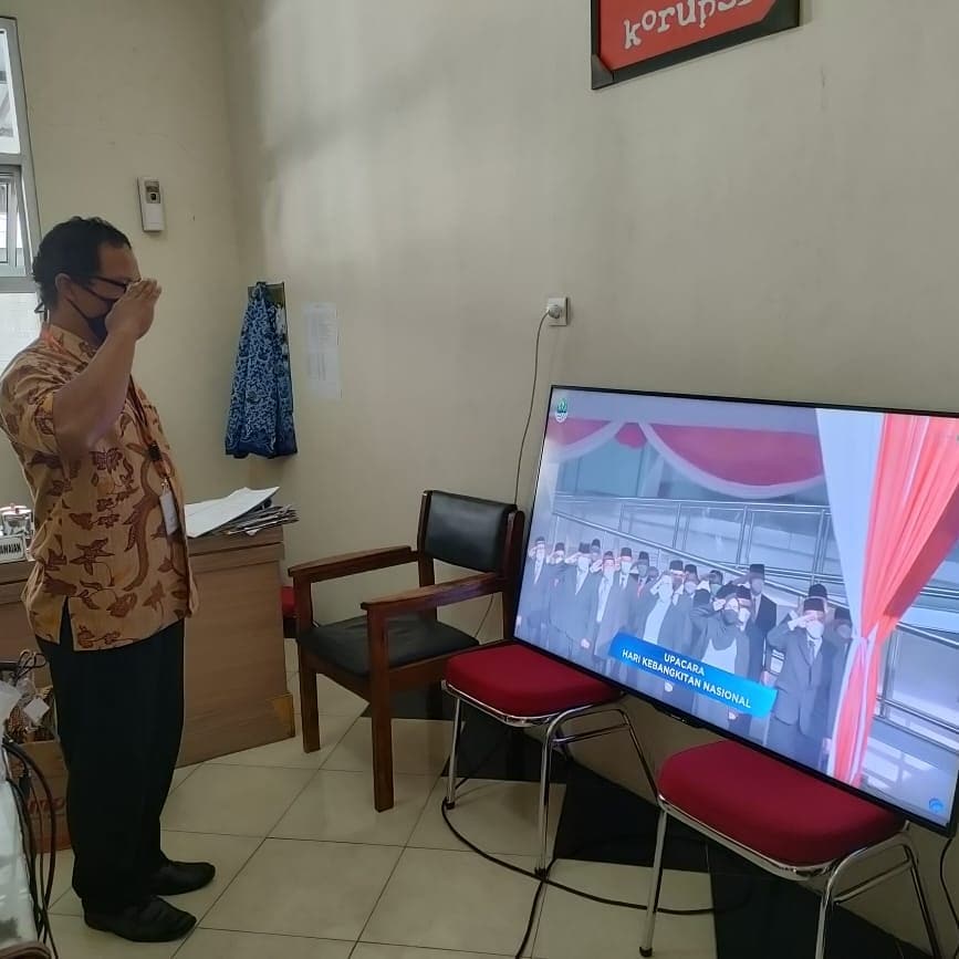 Menyanyikan Lagu Indonesia Raya di Mal Pelayanan Publik Kabupaten Banyumas dalam Memperingati Hari Kebangkitan Nasional 2021 pada Hari Kamis, 20 Mei 2021