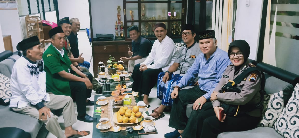 Menghadiri Tasyakuran Penamaan jln diwilayah kembaran yg diadakan GP Anshor Kec. Kembaran di Kec.Kembaran dg pembicara Gus Ading dari Sokaraja.yg dihadiri Kadishub Banyumas,mewakili Wakil Bupati Banyumas