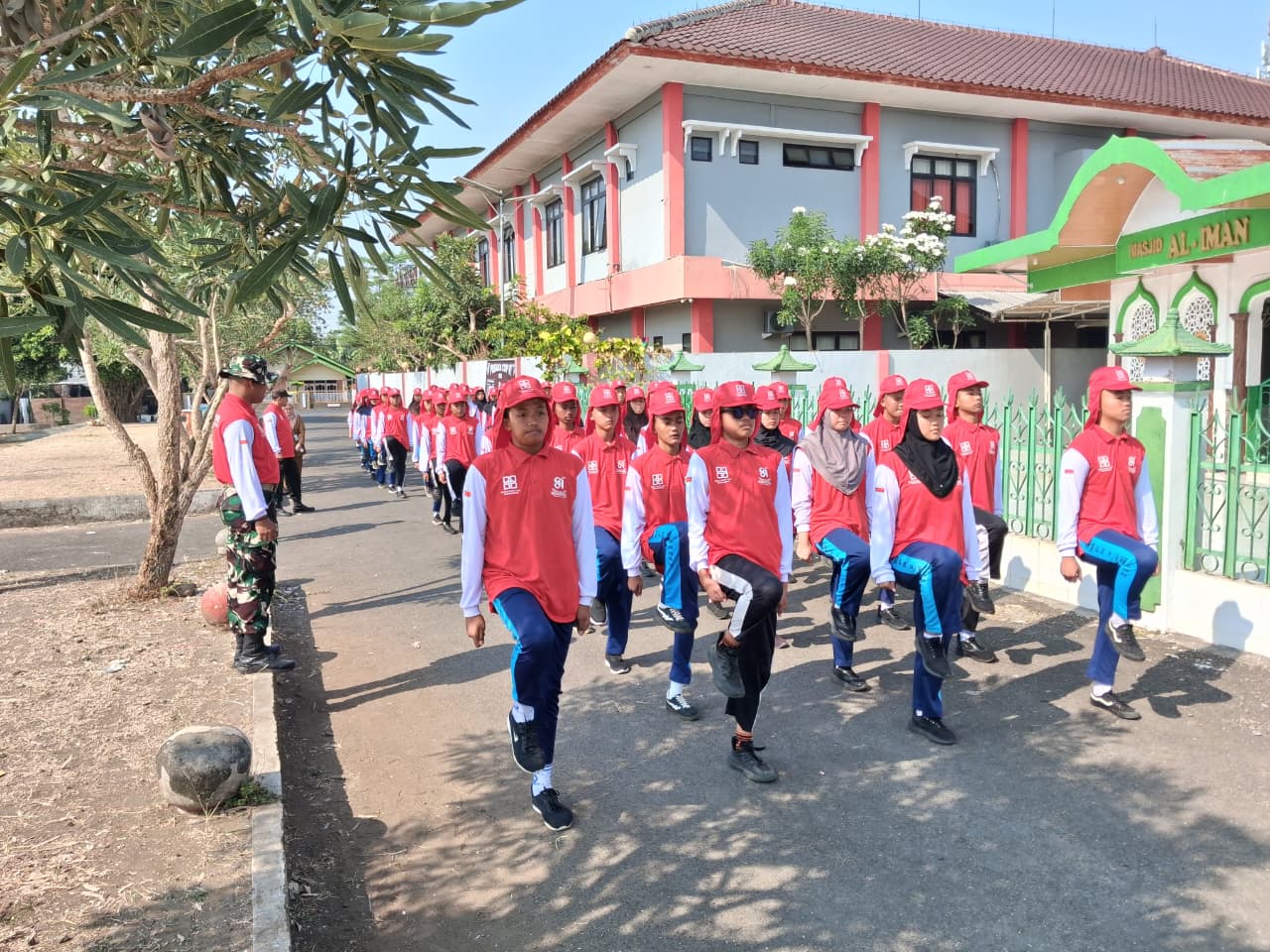 RS JIH Purwokerto Dukung Peringatan HUT RI Ke-81 Tingkat Kecamatan Kembaran melalui Bantuan Seragam Paskibra
