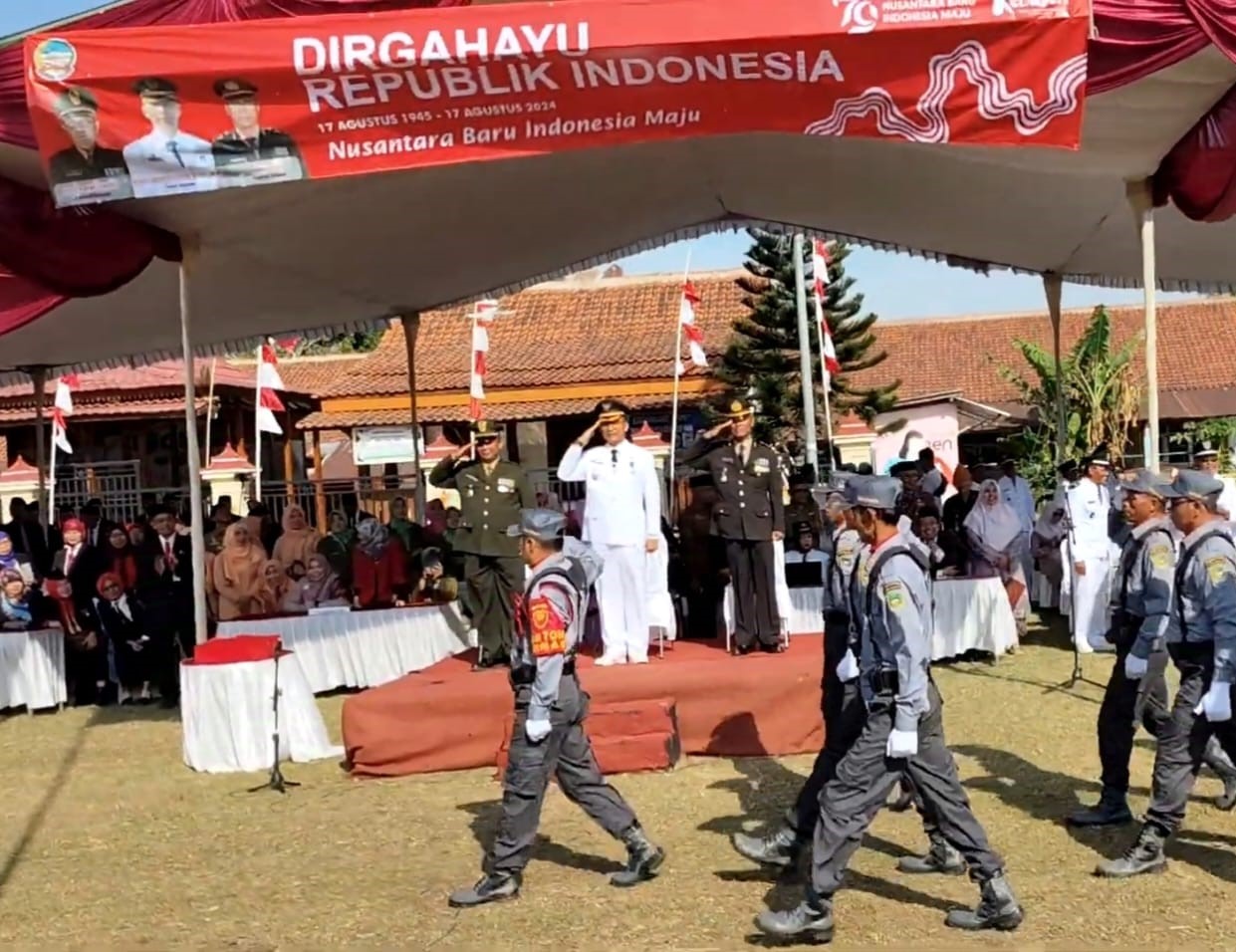 HUT RI Ke- 79 : Linmas Karangsari Raih Juara Defile.