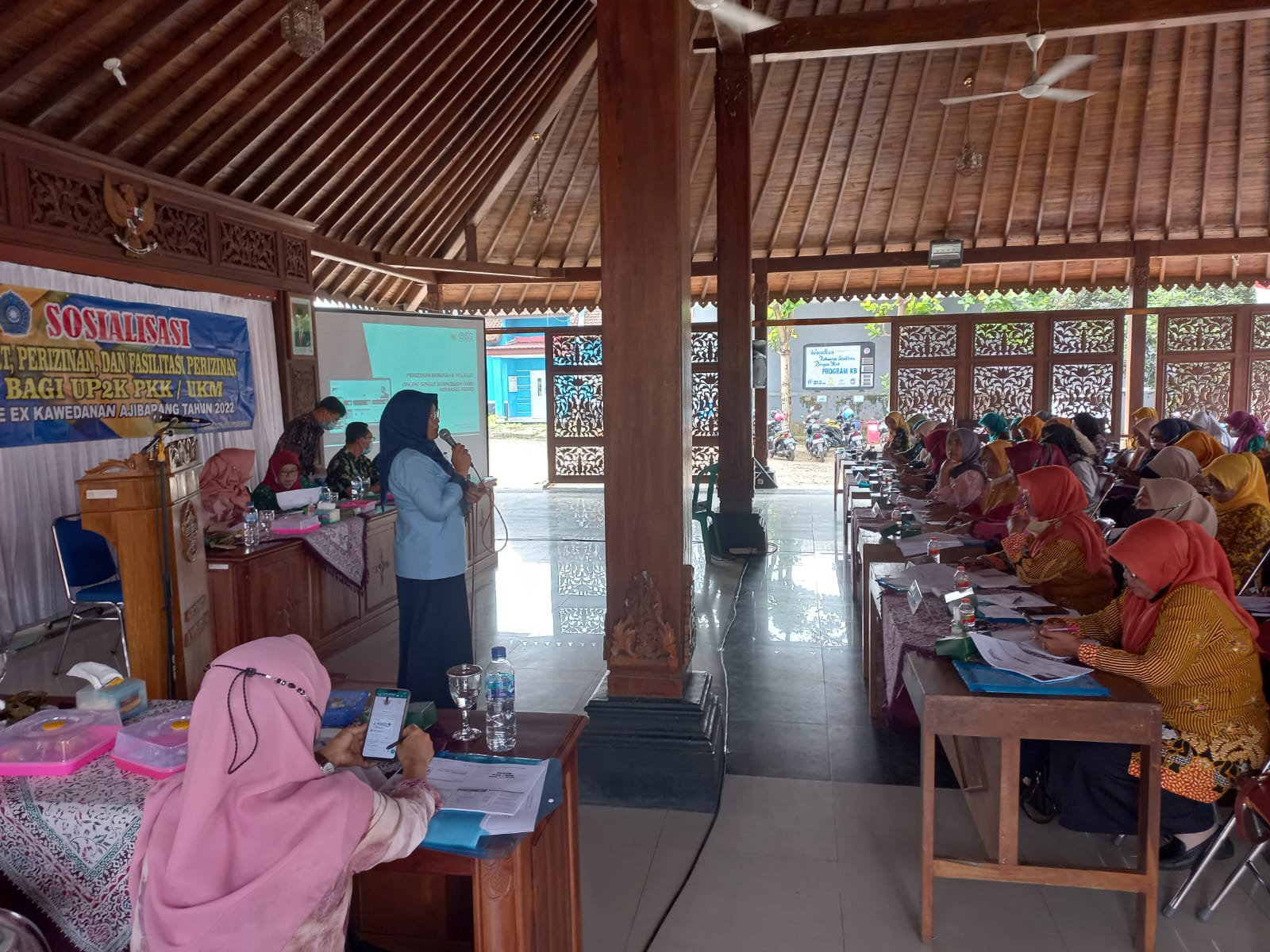 DPMPTSP Kabupaten Banyumas melaksanakan Gerakan Legalisasi Usaha Mikro Kecil Banyumas (Gelas Umi Kece Mas) di Kecamatan Ajibarang.